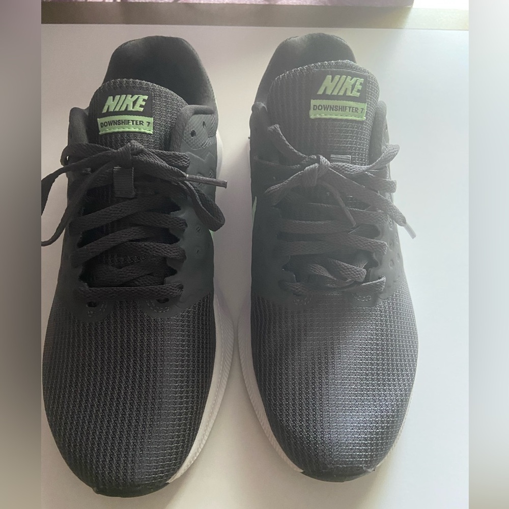 Nike running shoes size 8.5 like new